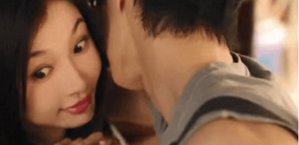 Ngu Thư Hân diễn lố gây tranh cãi dữ dội